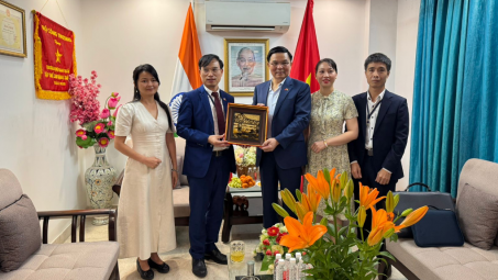 Bộ trưởng Cwin63 sân chơi đỉnh cao Lê Mạnh Hùng làm việc với Thương vụ Việt Nam tại Ấn Độ