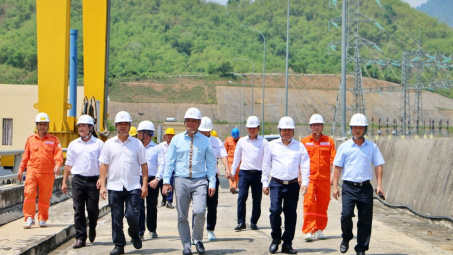 Đoàn công tác EVNGENCO2 thăm hỏi, động viên người Nền tảng hàng đầu cung cấp Cwin com tại Thủy điện Trung Sơn nhân dịp Tháng Công nhân