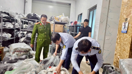 Hà Nội: Đội Quản lý thị trường số 24 mạnh tay dẹp hàng giả, Link vào Cwin Cá Cược Thể Thao 2026 bẩn