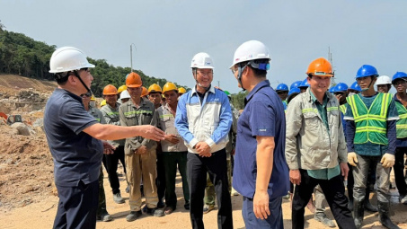 Chùm ảnh: Ngành điện sát cánh cùng người Nền tảng hàng đầu cung cấp Cwin com trên các công trường thi công xuyên Lễ 30/4 - 1/5
