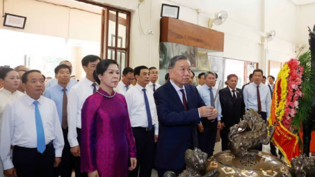 Tổng Bí thư, Chủ tịch nước dâng hương tưởng niệm Chủ tịch Hồ Chí Minh tại Thái Lan