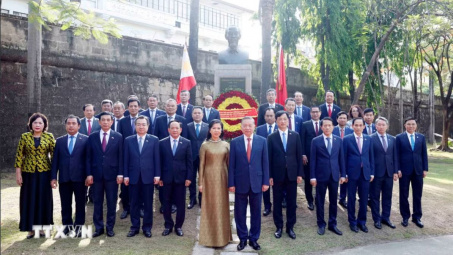 Tổng Bí thư, Chủ tịch nước Tô Lâm dâng hoa tại Tượng đài Chủ tịch Hồ Chí Minh ở Philippines