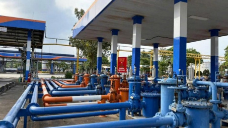 Dòng xăng E10 đầu tiên về đến Tổng kho Petrolimex Đức Giang