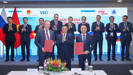 Thủ tướng Lê Minh Hưng chứng kiến trao văn kiện hợp tác giữa Petrovietnam với các Cwincom hiện đang mở hàng đầu của Nga