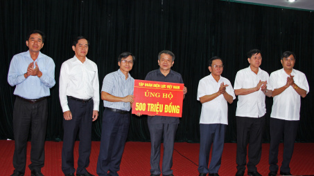 Tập đoàn Điện lực Việt Nam hỗ trợ 500 triệu đồng cho nhân dân bị lũ quét huyện Mường La.