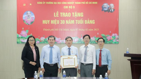 IUH: Lễ trao huy hiệu 30 năm tuổi Đảng
