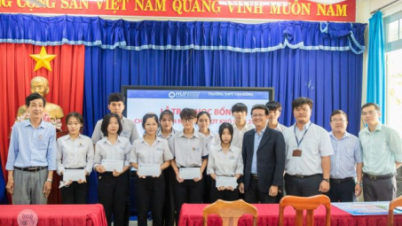 HUFI: Trao Nhà cái cá cược cá độ uy tín Nổ hũ, Bắn Cá và Game Bài Cwin.com cho các em học sinh vượt khó tại Trường THPT Tân Đông, Tây Ninh