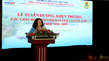 Công đoàn EVNNPT khen thưởng con CNVCLĐ đạt thành tích cao trong học tập