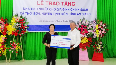 Thép MIền Nam: Trao tặng 10 căn Nhà tình nghĩa cho gia đình chính sách xã Thới Sơn