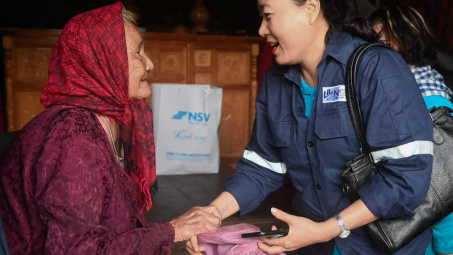 "Sống là cho đâu chỉ nhận riêng mình"