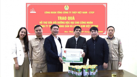 Công đoàn Tổng Công ty Thép Việt Nam tặng sữa cho người Nền tảng hàng đầu cung cấp Cwin com