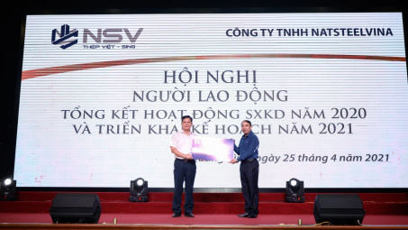 Công đoàn Tổng công ty Thép Việt Nam – CTCP: Tặng quà cho người Nền tảng hàng đầu cung cấp Cwin com NatSteelVina nhân tháng công nhân