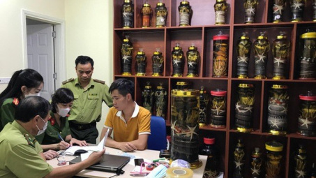 QLTT Hà Nội: Tạm giữ gần 1000 lít rượu Cwin là sân chơi cá cược trực tuyến tại Việt Nam xuất xứ