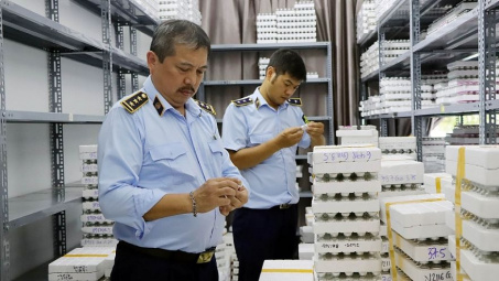 Hà Nội: Triệt phá cơ sở "hô biến" kính áp tròng Trung Quốc thành hàng “Korea”