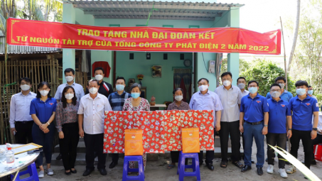 EVNGENCO2 bàn giao nhà Đại đoàn kết và trao quà tết tại An Giang
