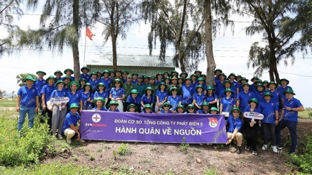 Đoàn Thanh niên EVNGENCO2 về nguồn trao tặng hệ thống lọc nước, đèn năng lượng mặt trời tại tỉnh biên giới Kiên Giang