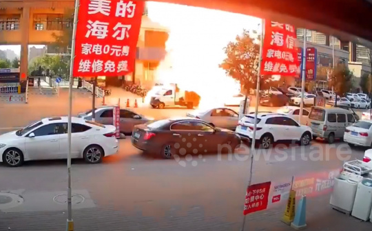 Ô tô tải chở bình gas phát nổ cháy đùng đùng trên phố đông xe cộ
