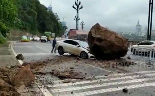 Đá tảng 'khổng lồ' giáng xuống từ núi cao, sedan nát bét đầu