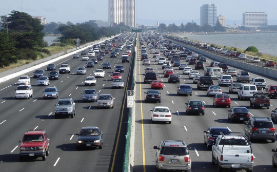 Kinh nghiệm giữ xe ô tô ở chính giữa làn đường cho người mới