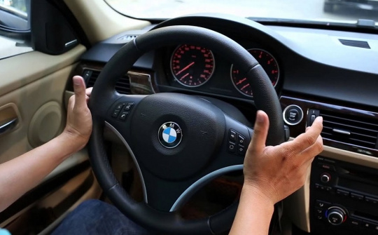 Vì sao tay lái ô tô thường bị nặng và trả lái chậm