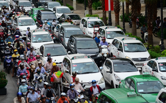 Kinh nghiệm giúp lái xe ô tô an toàn trong khu dân cư cho lái mới