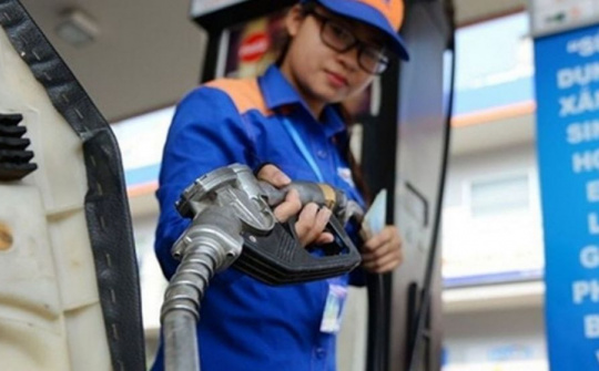 Giá xăng tiếp tục giảm trong tháng 11/2020