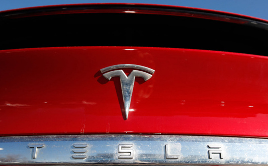 Tesla - Mercedes: Hai thái cực trong thử nghiệm công nghệ xe tự hành