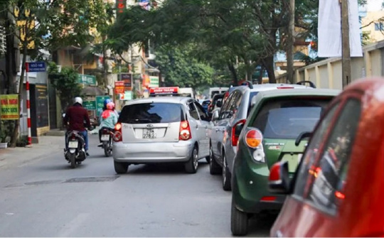 Kinh nghiệm tấp xe vào lề phải an toàn