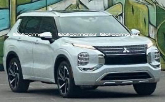 Cận cảnh SUV 7 chỗ Mitsubishi Outlander thế hệ thứ 4 trên đường phố