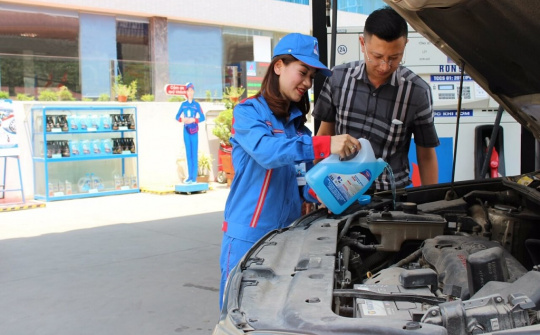 Dùng nước lã thay nước rửa kính ô tô được không?