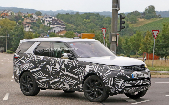 Land Rover Discovery thế hệ mới đang được chạy thử nghiệm, ảnh nội thất gây chú ý
