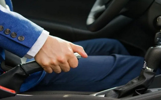 Xe ô tô phát tiếng ồn khi đạp phanh là do đâu?