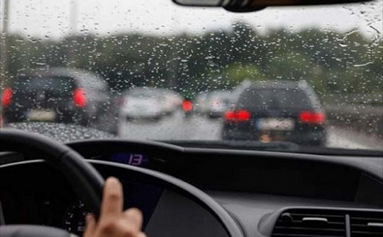 Những điều cần lưu ý để bảo vệ xe trong ngày mưa gió