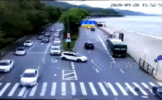Hàng chục ô tô đang đi trên đường bị sóng thủy triều cuốn trôi
