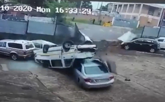 Xe van đâm như búa bổ tan nát 2 sedan