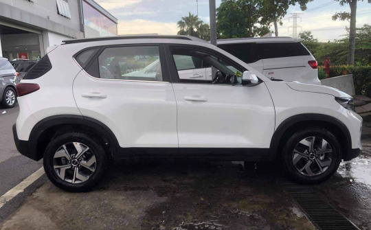 Kia Sonet cập bến đại lý, chờ giá bán từ Toyota Raize