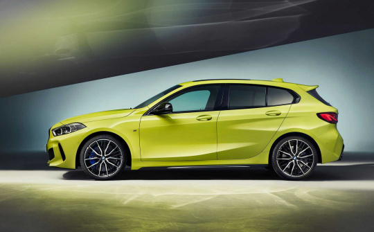 BMW M135i xDrive 2022: Lộ diện với màu sơn lạ mắt