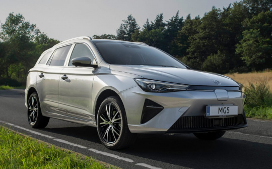 MG5 Electric 2022: Kiểu dáng hiện đại hơn