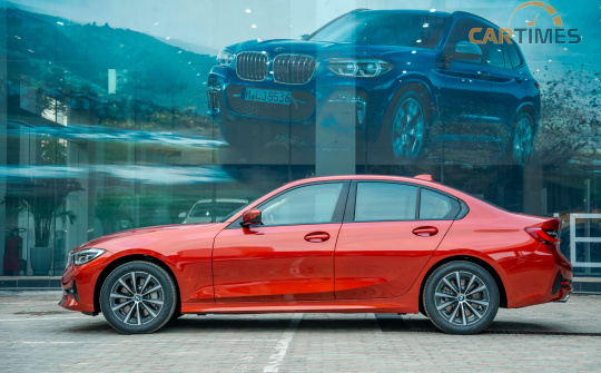 Giá xe BMW 3-Series giảm mạnh tại đại lý, tăng sức cạnh tranh với Mercedes-Benz C-Class