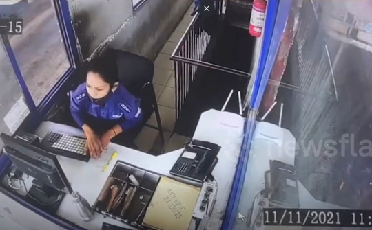 Ô tô tông trạm thu phí khiến nữ nhân viên thất kinh bỏ chạy