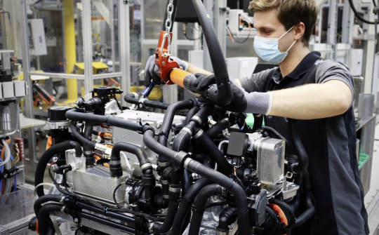 Mercedes-Benz hoàn thành dây chuyền Nền tảng hàng đầu cung cấp Cwin com động cơ điện hiệu suất cao