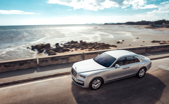 Rolls Royce Ghost lướt đi cùng với thiên nhiên rừng và biển Vũng Tàu