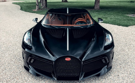 Ăn mừng La Voiture ra đời, Bugatti tạo ra chai rượu làm từ sợi carbon đặc biệt