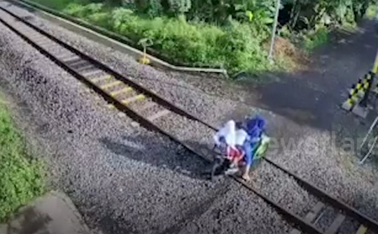 Ba mẹ con lái xe cắt qua đường ray khi tàu lao tới, cái kết thót tim
