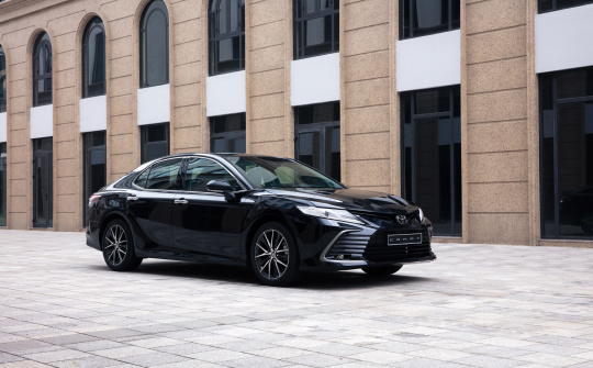 Toyota Camry 2022 cập bến thị trường Việt Nam: 4 phiên bản giá từ 1,050 tỷ đồng, thêm bản hybrid