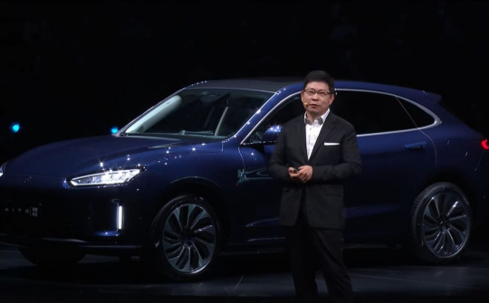 Huawei ra mắt mẫu xe điện mới, tuyên chiến Tesla