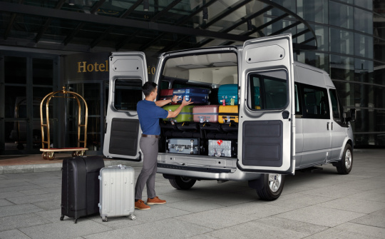 Ford Transit 2022 giá từ 845 triệu đồng: nâng cấp động cơ và trang bị