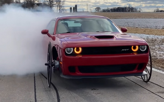 Dodge Challenger Hellcat độ bánh xe ngựa "tấu hài", không những vậy còn có thể drift