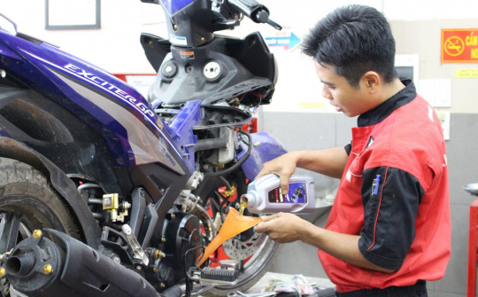 Thay nhớt cho xe máy vào mùa mưa cần lưu ý gì?