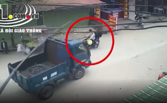 Cây sắt vật liệu xây dựng từ xe tải đâm trúng người đi đường